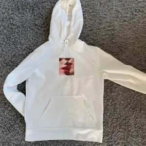  - Jättefin hoodie från Stay med fint tryck ❣️ Använd endast ett fåtal gånger. Köparen står för frakten ❣️