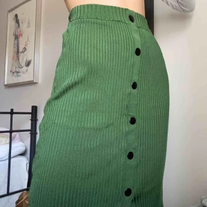  - Kjol från Zara som knappt är använd!🥰  På bilden visas den på mig som är 175!  Frakt tillkommer på 55kr