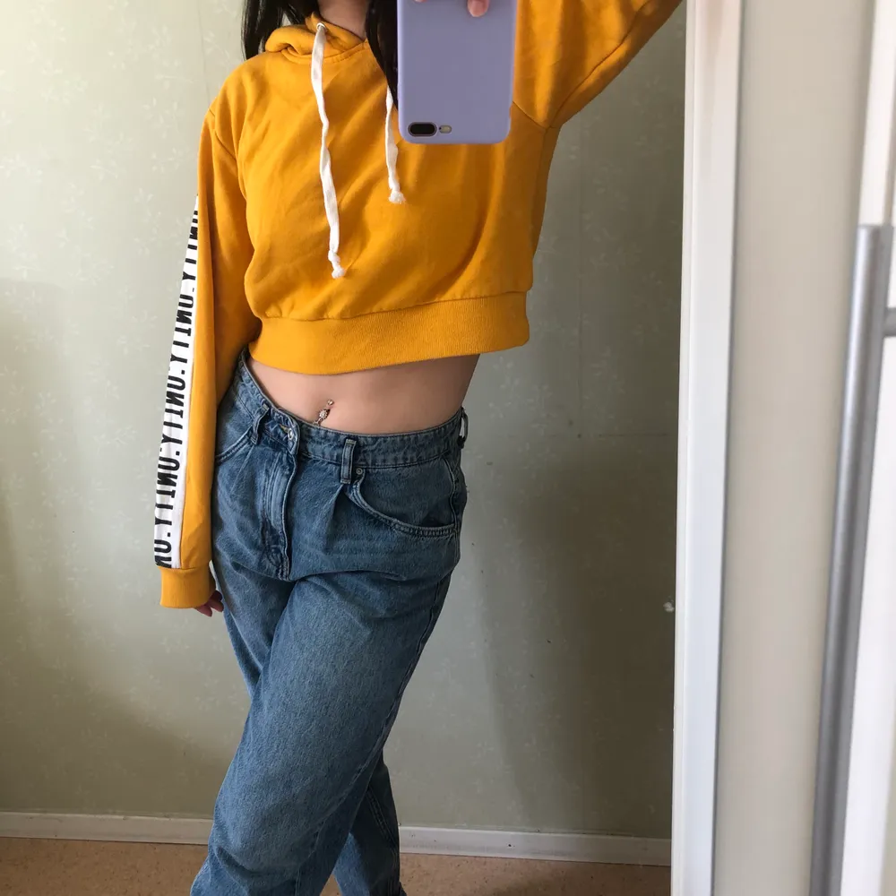 En gul croppad hoodie från bikbok i storlek S. Väldig snygg och passar Perfa till mom jeans och alla möjliga pösiga byxor. Tröjan har aldrig använts och fleecet inuti är frf superfluffigt❤️. Hoodies.