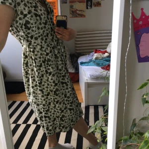 Klänning  - Söt klänning med gulligt mönster. Står inte storlek med den är förstor för mig som vanligtvis är en S/M så skulle gissa på L. Kan mötas upp i Stockholm, annars står köparen för frakten💗