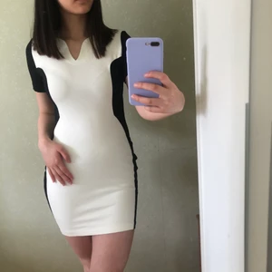 Svartvit klänning - Klänningen köpt utomlands och är i storleken M men sitter som en S. Klänningen sitter som en smäck men materialet är mycket stretchigt och skönt (lite som trikå men ej trikå).  Passar vid formella tillfällen men även som festklänning🥰