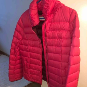  - Liten i storleken, jag brukar vanligt ha 40/38  Esprit jacka