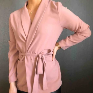  - Superfin rosa blazer från Rut & Circle, knyte i midjan. Storlek S. :) Ord. pris 350:-, nytt pris 150:- 