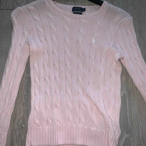 Ralph lauren stickad - Ralph Lauren stickad pullover, ljusrosa. Sparsamt använd! Köparen står för frakten, skickas i postens blå kuvert