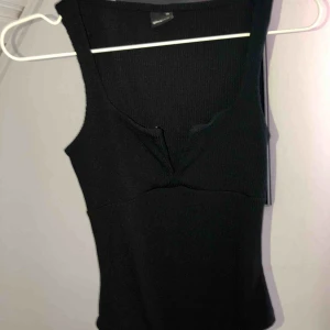  - Ribbad body från Gina med skärning i urringningen storlek XS