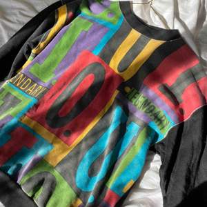 Snygg vintage sweatshirt i lite crazy-colour. Coolt mönster, knappt använd, ursprungligen från ”LOU”, men köpt på beyond retro. 