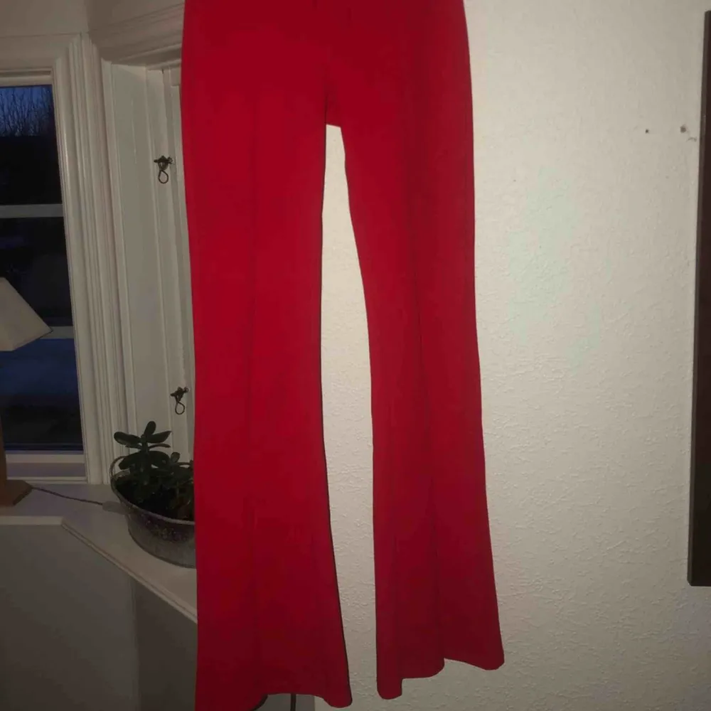 Röda lite kostymaktiga bootcat byxor Från Bershka Använda fåtal gånger. Jeans & Byxor.
