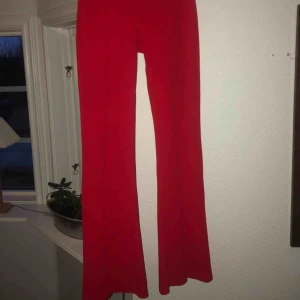  -  Röda lite kostymaktiga bootcat byxor Från Bershka Använda fåtal gånger
