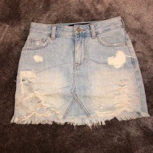 Jeanskjol från Hollister  - Kjolen är en ljus jeanskjol från Hollister. Den har fina slitningar och är ett väldigt somrigt plagg. Storleken är W23. Betalas via Swish och priset är inklusive frakt!😊