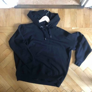  - Svart klassisk hoodie från Monki. Oversize modell. Stl xs/s