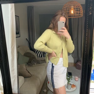 Ljusgul kofta - Köper den här superfina koftan som jag köpt second hand. Frakt tillkommer ✨⚡️😻
