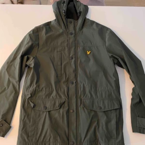 - Grön jacka från Lyle&Scott i strl M. Plagget är endast använd 2-3 ggr så den är i nyskick. 