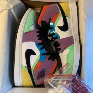  - Säljer mina helt nya (endast testade) Jordan 1  LightBulb mid , 26cm 💜 så fina men lite för små för mig tyvärr 😭 Budgivningen är avslutad 🦋