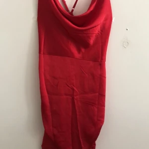 Klänning från boohoo  - Ny klänning, aldrig använd. Storlek L men är mer i storlek M. Inköpriset var 249kr. Säljer för 75kr