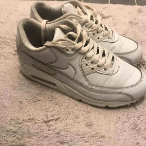  - Vita Nike air Max sneakers i strl 40. Använda men i hyfsat fint skick (se bilder). Några veck i lädret men inga större fläckar.   Hämtas i Stockholm eller så tillkommer frakt. Kan också tänka mig att byta mot ett par 39or.