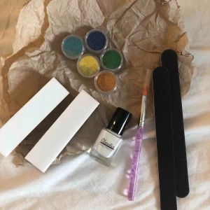  - Nagelkit, allt är oanvänt förutom nagellacket finns dock mycket kvar, 150 för allt 