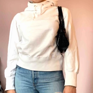  - Riktigt snygg vit hoodie som passar till så mycket! Perfekt krage i coronatimes haha (sista bilden)🤍