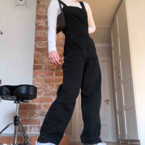  - Jeans-byxdress/ hängelbyxor med vida ben från weekday! köpta förra året och använt ca 2 gånger, så fint skick! 