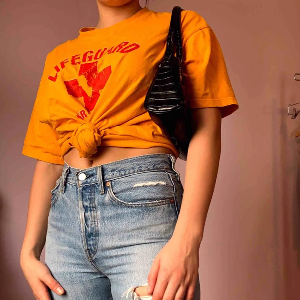 Oversized t-shirt med snyggt retro ”Lifeguard” tryck🌊🧡. T-shirts.