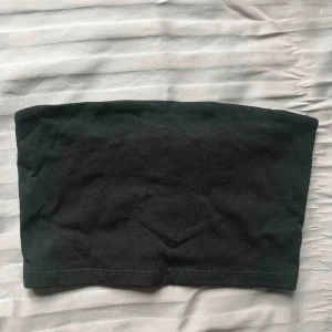  - svart bandeutopp från gina som fungerar till allt! använd en gång och är i bra skick. säljs eftersom den blivit för liten. frakt inkluderad 