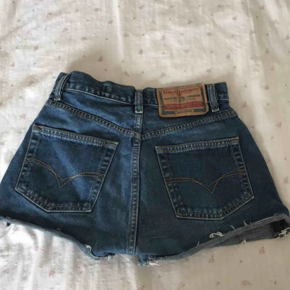 As coola high waisted jeans skorts från diesel! Säljer pg av att de är för små. Frakt tillkommer men går även att möta upp!❤️. Jeans & Byxor.