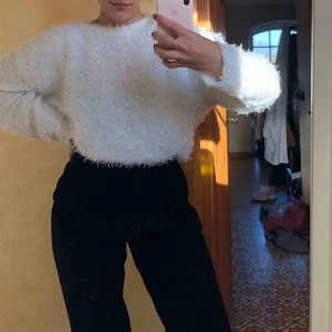  - Så himla mysig och fin tröja från Zara. Dålig andra bild men mest för att se materialet 💙 jättebra skick!! passar till allt. 