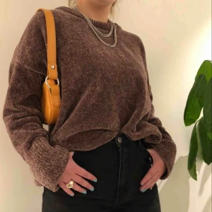 Oversized knit från Zara - En supermysig oversized stickad tröja från Zara som är i nyskick🥰 Passar perfekt till hösten och vintern men är även mysig att ha på svala sommarkvällar ❣️Nypris:400kr men säljer för 169kr INKLUSIVE frakt