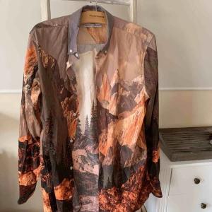  - Snygg landkapsskjorta från Dedicated 100% cotton orginal pris 800kr