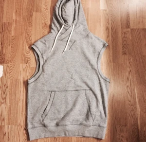  - Supermjuk oanvänd ärmlös hoodie. Fortfarande mjuk och fluffig. 


