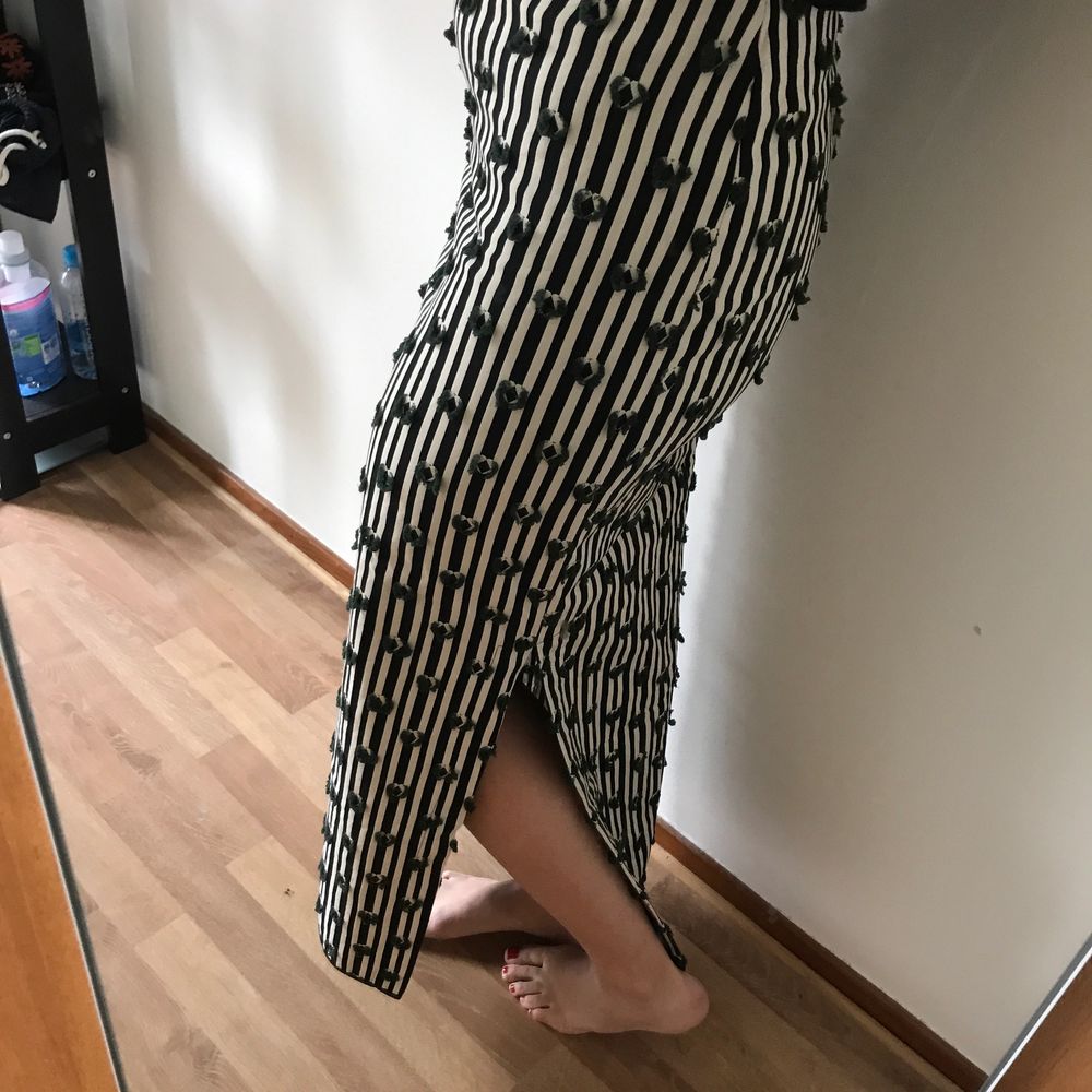 Brand: La Fabrique (Italy). Long, stretched skirt, never used and in perfect conditions. Size 38 EU 70% cotton, 26% polyamid, 4% elastane. Zip on the side, and 2 splits (both sides). Kjolar.