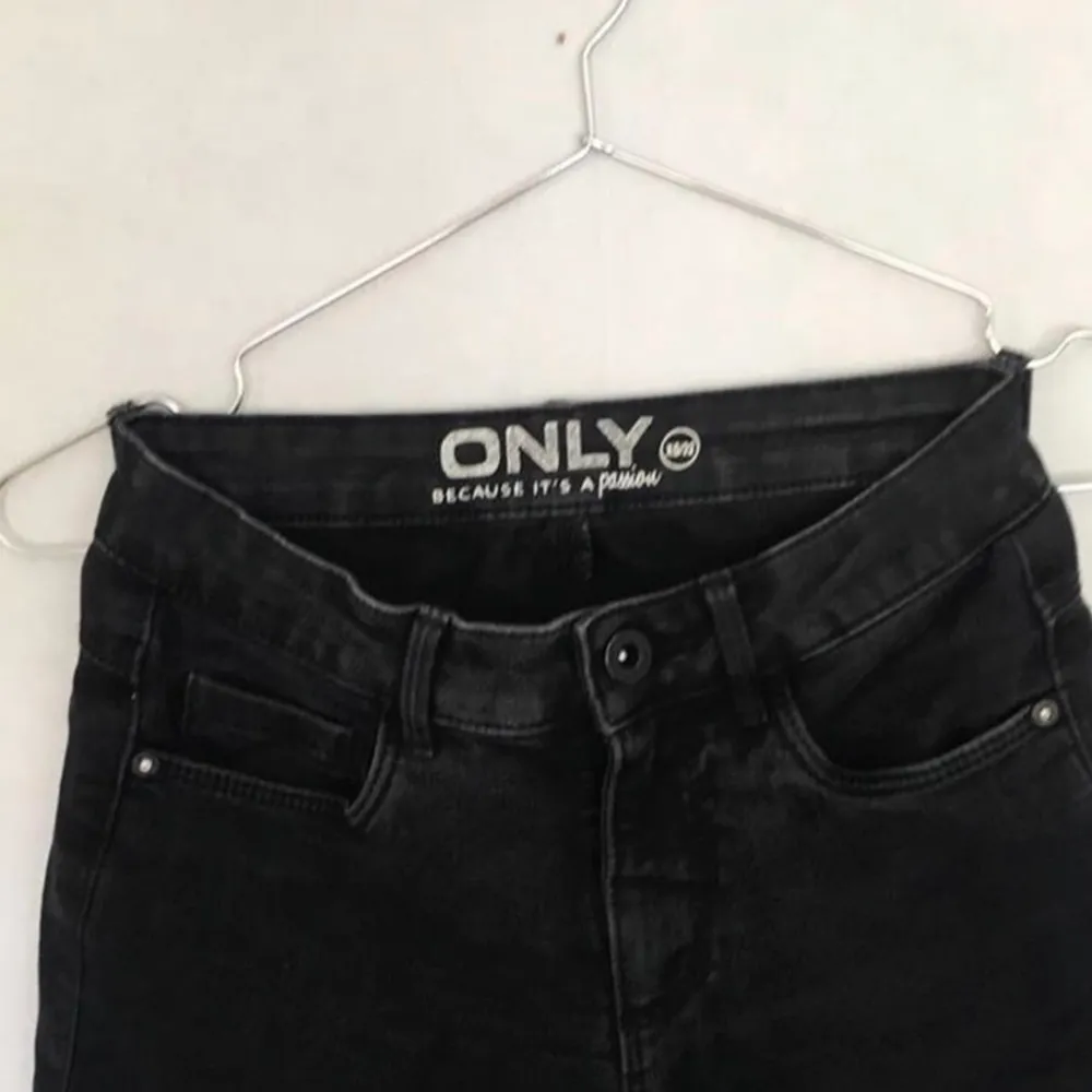 Svarta/ mörk grå jeans från only, lågmidjade, de har tappat lite färgen efter tvätt, XS. Jeans & Byxor.