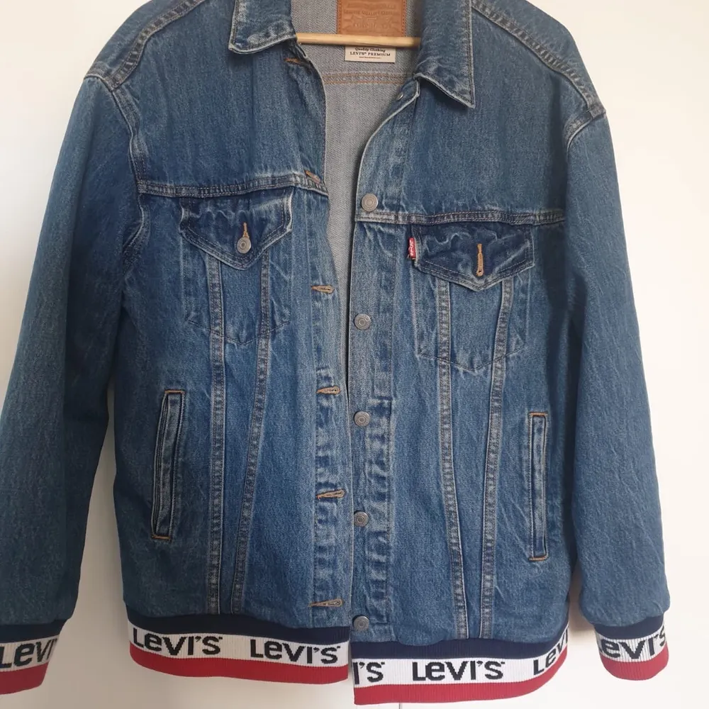 Levis jeans jacka i jättefin skick , köpt för 1600kr . Översize modell .. Jackor.
