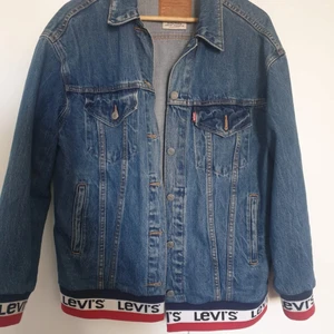 Levis jeans jacka  - Levis jeans jacka i jättefin skick , köpt för 1600kr . Översize modell .