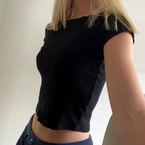 Magtröja  - Super söt ribbad magtröja/ tshirt som är lite off the shoulder. Köparen står för frakten⭐️