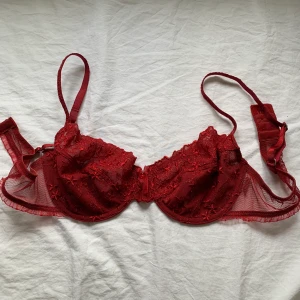 Röd spetsbh  - Röd bh köpt på secondhand,är i bra skick!