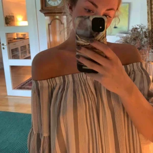  - En jättefin offshoulder tröja från Ruth&Circle. Knappt använd. Priset kan diskuteras!:) 