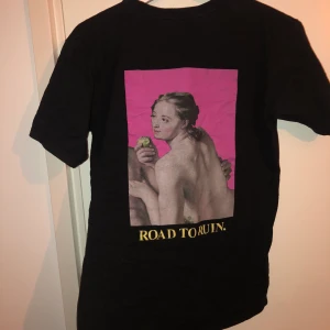 HUF - T-shirt - ball tshirt med tryck på ryggen och litet på bröstet, i fint skick köpt för ca 400kr, frakt ingår i priset. Skriv för mer info☺️