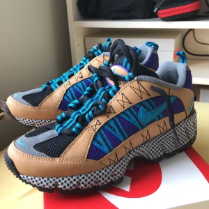 Nike Humara ’17 QS - Säljer dessa supercoola Nike Humara skor! Provade men var tyvärr för stora! Tycker att de är en väldigt bra vintage plagg men kan också kombineras med andra stilar, framstidan lyser vid blixt. Storlek är 38.5. (Original pris är 1300kr)