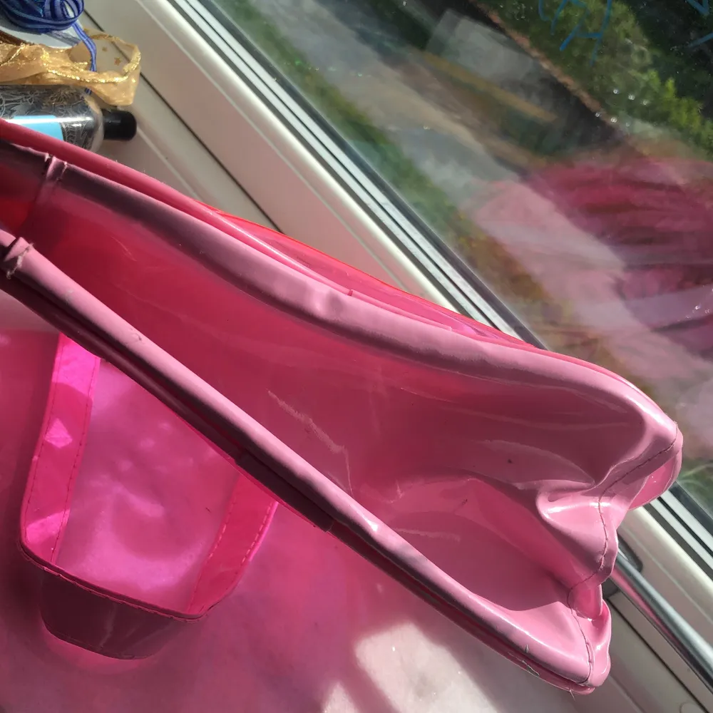 Helt ny superfin rosa fluorescens väska! Superfin och är perfekt för estetik eller en dag vid stranden!. Väskor.