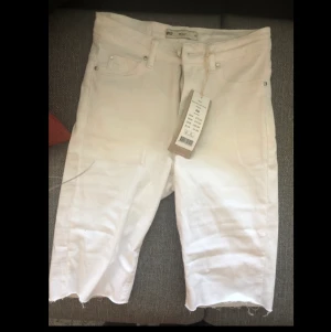 Jeans cykelbyxor - Vita jeans från Gina tricot aldrig använda! Origianlpris: 279kr. Säljer för 150kr + frakt 50kr💕
