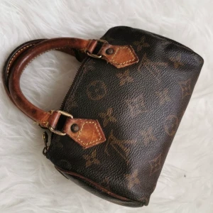 Louis Vuitton Nano Speedy - Äkta Louis Vuitton väska i modellen ”Nano Speedy”. Superfin, men kommer inte till särskilt stor användning. Köpte den på Vestiaire Collective. Bara att höra av er för fler bilder! 