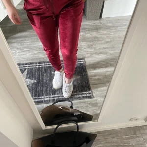 Sweatpants från Madlady - Säljer dessa fina sweatpants från Madlady då de aldrig någonsin kommer till användning tyvärr. Endast använda 1 gång i julas. Nyskick. Betalas med swish och köparen står för frakten 🦋