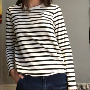 Weekday tröja  - Randig långärmad tröja från weekday. Brukar ha storlek s och jag är 176 cm lång. Kan mötas upp eller frakta då köparen står för kostnaden. Skriv privat om ni har frågor eller är intresserande!