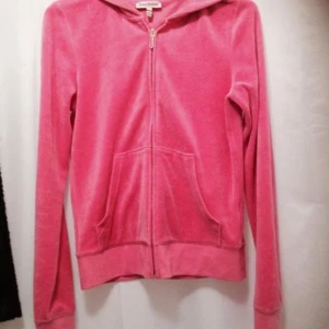  - Tröja från juicy couture inköpt på raglady!  Storlek: medium (dock som en small) Skick : använd 2 gånger  Nypris: 1299:-   