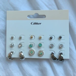 Örhängen (två bilder) - Här har jag massa örhängen och en ring som säljs.  Om man bara vill köpa enskilt (tre par minst) så är blir det 30kr.