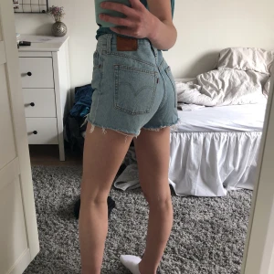 Levi’s shorts - säljer dessa shorts då de är för små i midjan men annars jättefina! endast använda 1 gång, nypris 500kr och passar perfekt till sommaren. kunden står för frakt
