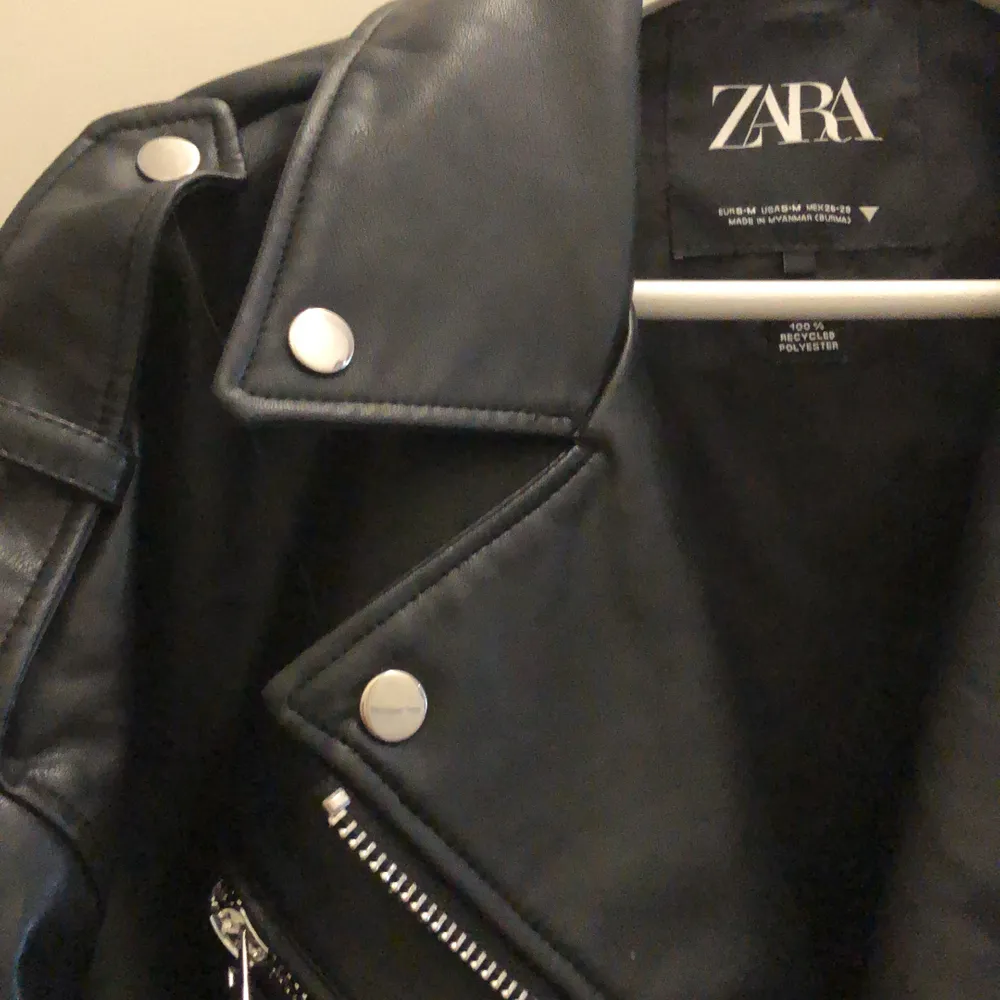 Jag säljer min skinnjacka från Zara, den är oversized själva modellen och är storlek M, helt felfri! Buda gärna!. Jackor.