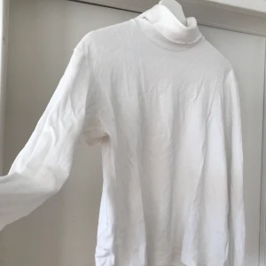 Perfekt vit polo! - Den perfekta vita polon. Jätte mjuk och passar både under en stickad t vintern eller som den är nu i sommar. Köparen står för frakten.