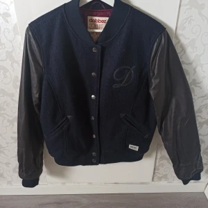 Collegejacka dobbet strl M - Knappt använd collegejacka i rejäl kvalitet. 