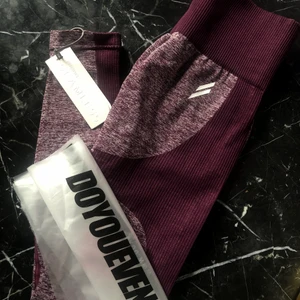 Do you even thights - Ett par skit fina do you even tights som tyvärr var för små, storlek S. Helt oanvända, ny pris ca 400 kr +tull frakt på 250kr (då dem skickas ifrån australien) säljer för 400 kr så ni slipper den extra tullavgiften.  Färgen är lila 